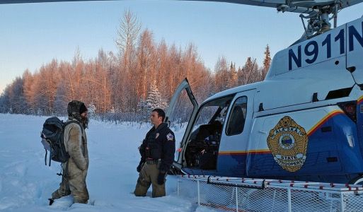 Alaska : un homme survit plus de 20 jours dans la neige après l'incendie de sa cabane