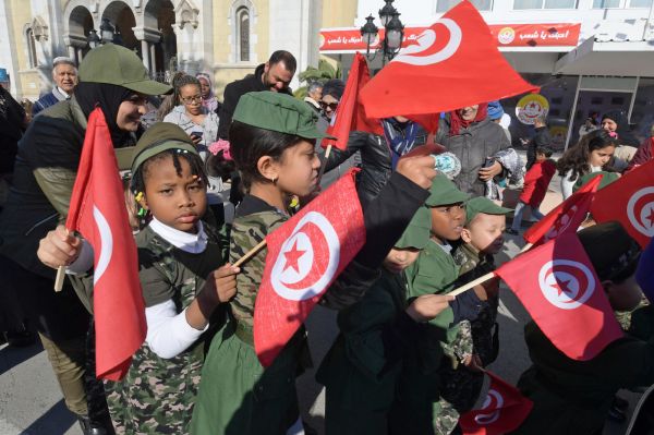 Des milliers de Tunisiens célèbrent le 9e anniversaire de la révolution