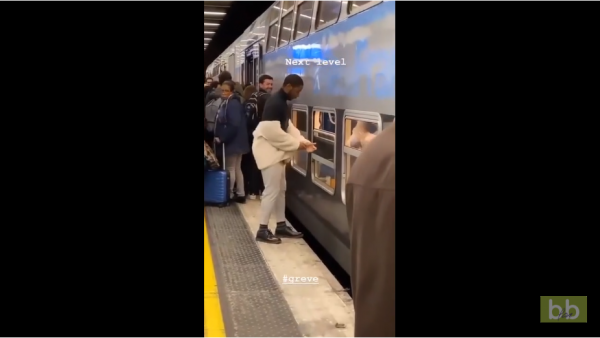 Cet homme a une technique pour monter dans un RER pendant les grèves à Paris