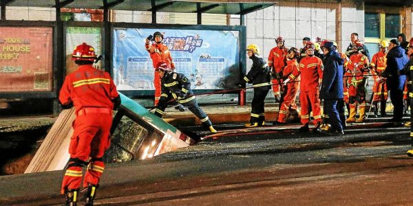 Un bus englouti par la chaussée fait 6 morts en Chine