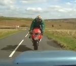 Un violent choc frontal entre un motard et une Subaru (Angleterre)