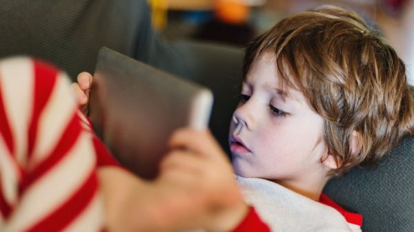Exposition aux écrans et troubles du langage : "Avant trois ans, l'enfant est anesthésié par les images"