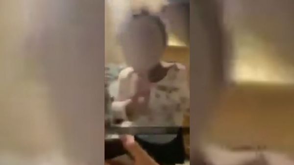 À 2 ans, on lui met une vapoteuse dans la bouche