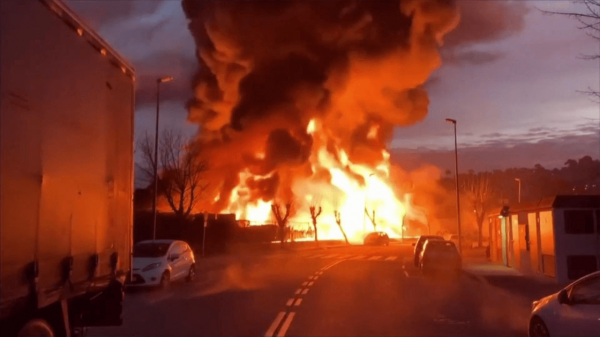 Explosion d'une usine en Espagne : une personne meurt dans l'effondrement d'un immeuble