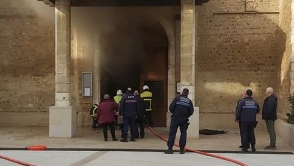 Saint-Laurent-de-la-Salanque : la crèche s'embrase dans l'église du village