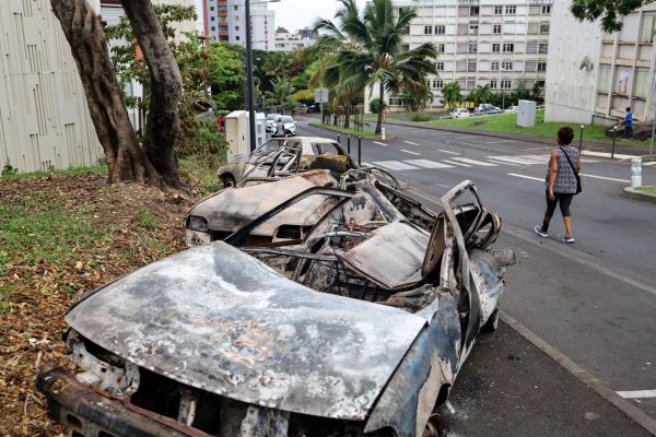 La Réunion : tensions après la mort d'un motard dans une collision avec la police (IMAGES)