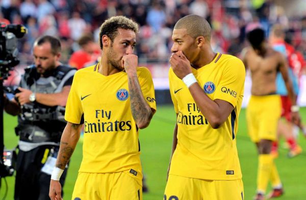 Football : mais pourquoi les joueurs parlent-ils la main devant la bouche ?