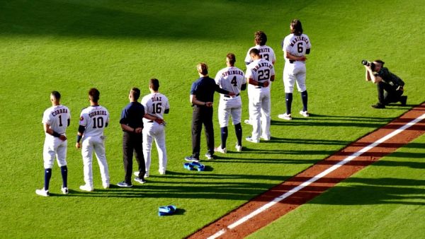 Le bébé reçoit une balle de base-ball en pleine tête, ses lésions cérébrales sont irréversibles