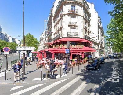 La brasserie "La Rotonde" à Paris endommagée par un incendie