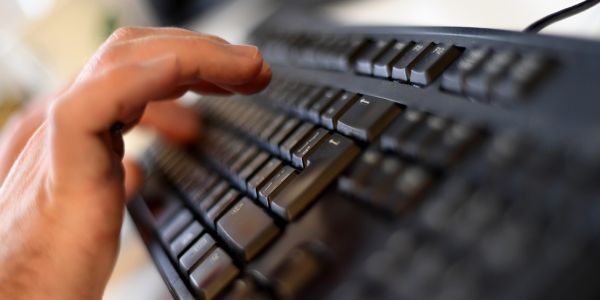 Un New-Yorkais sourd attaque des sites pornos en justice pour réclamer des sous-titres