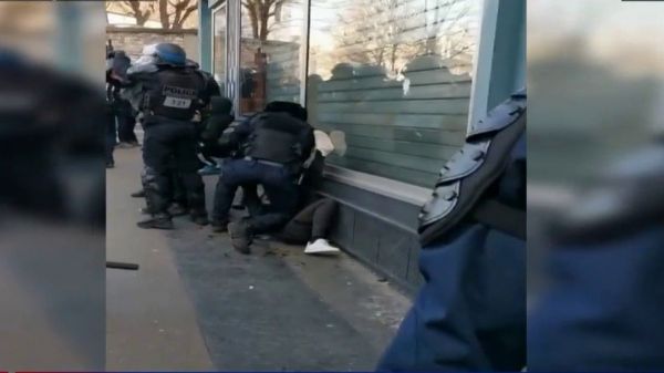 VIDEO - Manifestant à terre frappé par un policier à Paris : deux enquêtes ouvertes, l'IGPN saisie
