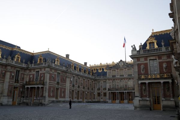 Choose France : les grands patrons reçus à Versailles par des manifestants et des Gilets jaunes