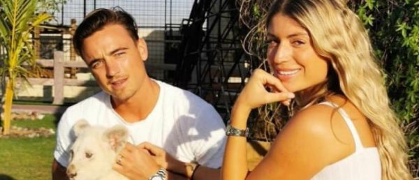 Deux influenceurs, Elsa Dasc et Arthur Vencet, posant avec des animaux sauvages dénoncés par le journaliste Hugo Clément et obligés de présenter leurs excuses