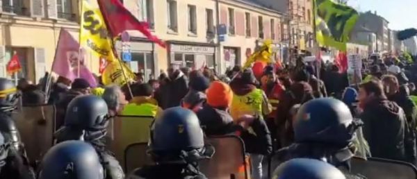 Emmanuel Macron à Versailles: Plusieurs manifestants repoussés cet après-midi par les forces de l'ordre autour du château - Plusieurs organisations syndicales ont appelé à manifester - Vidéo