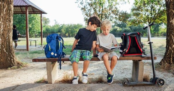 Des « bancs de l’amitié » dans les écoles de la ville de Plaisir