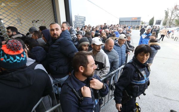 En images : c'est de la folie à la billetterie pour le match Pau FC - PSG !
