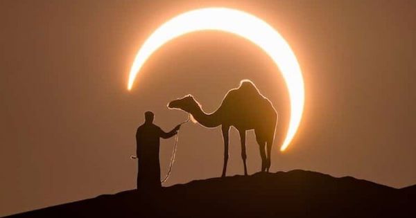 Au sommet d'une dune de sable, ce photographe réalise le cliché parfait un jour d'éclipse