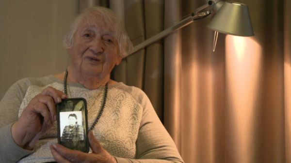 Une survivante d'Auschwitz raconte au 75ème anniversaire de la libération du camp