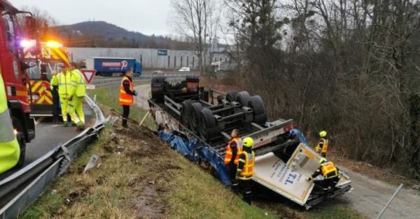 Villefontaine : un camion se couche dans une bretelle de l'autoroute A43