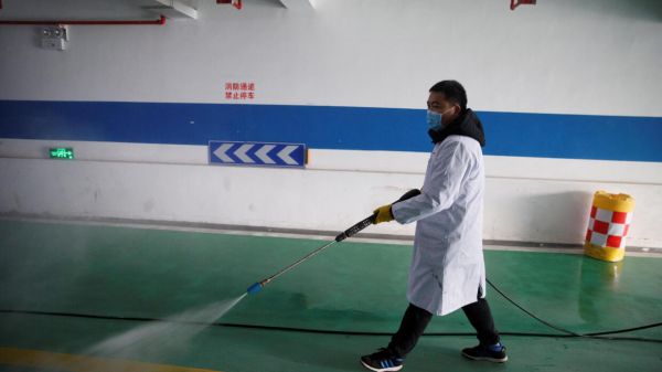 Premières évacuations d'étrangers en Chine où le coronavirus se propage