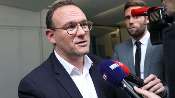 Retraites: Abad (LR) critique le "jeu de dupes" de LFI et du...