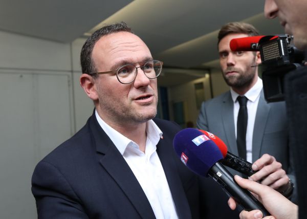 Retraites: Abad (LR) critique le "jeu de dupes" de LFI et du gouvernement