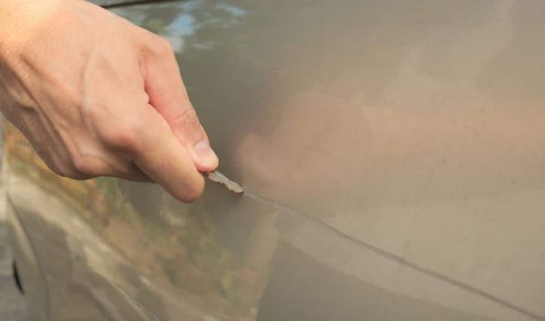 Comment estomper les rayures sur sa voiture ? 5 astuces malignes