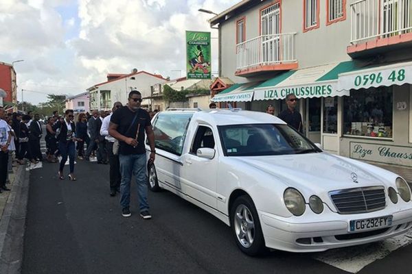 Les obsèques de Youri 21 ans, tué dans un accident de voiture à Rivière-Salée