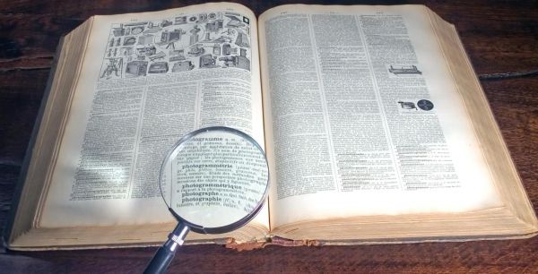 Sexisme : le dictionnaire Larousse accusé d'être misogyne dans ses définitions