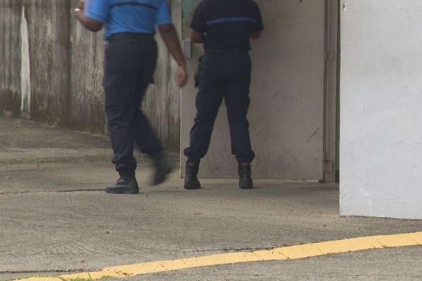 Un surveillant de prison placé en détention (en France) pour "livraison" de cannabis et de téléphones à des détenus