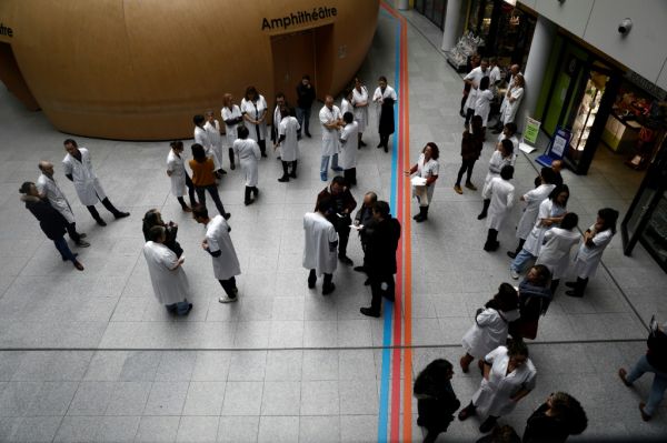 L'hôpital public de retour dans la rue, "le coeur brisé"