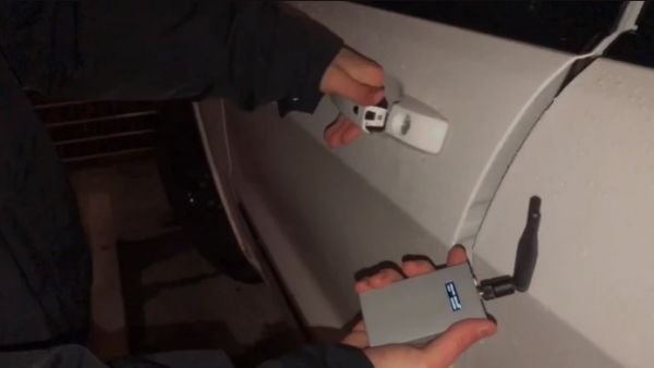 Insolite : il invente un boîtier pour déverrouiller et démarrer n'importe quelle voiture et le vend une fortune