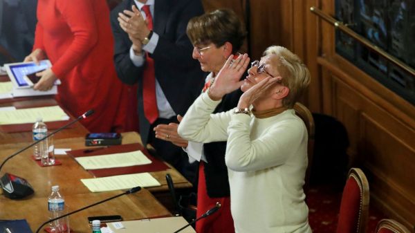 VIDÉO - Le show d'Isabelle et la lettre de Patrick : les adieux du couple Balkany à Levallois