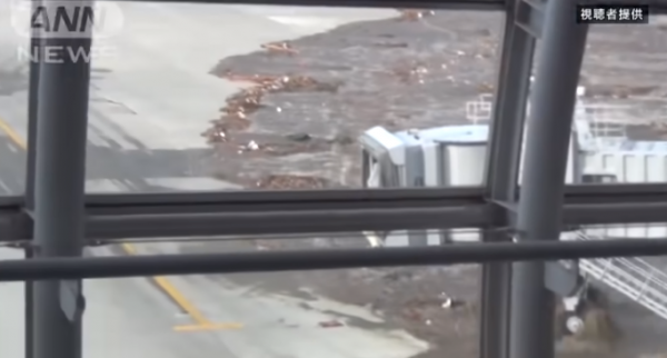 Des images chocs du séisme et tsunami le plus meurtrier au Japon en 2011 (vidéo)