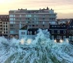 Un drone filme des vagues-submersion à Saint-Malo pendant la tempête Ciara