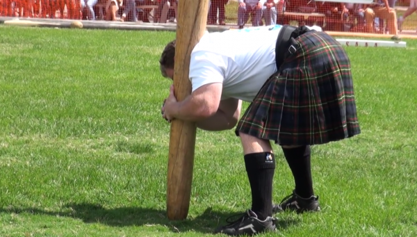 Le lancer de caber ou comment faire faire un demi-tour complet à un tronc d'arbre ?