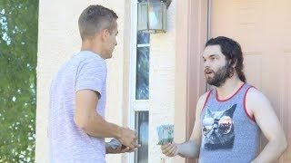 Un YouTubeur frappe à des portes et paye les loyers à ceux qui lui ouvrent