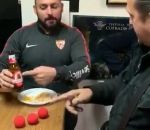Un tour de magie avec des balles dans une main