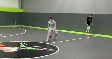 Superbe dunk avec le ballon dans le dos