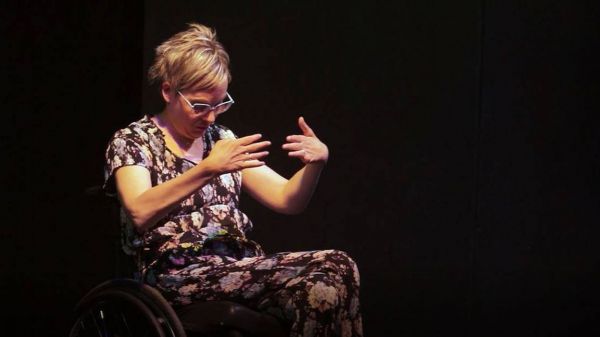 Mont-Saint-Guibert : Stéphanie Binon invente le "One woman sit up show"