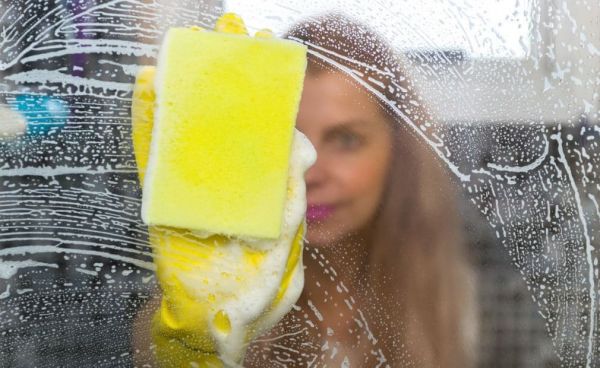 3 astuces nettoyage pour une porte de douche propre plus longtemps