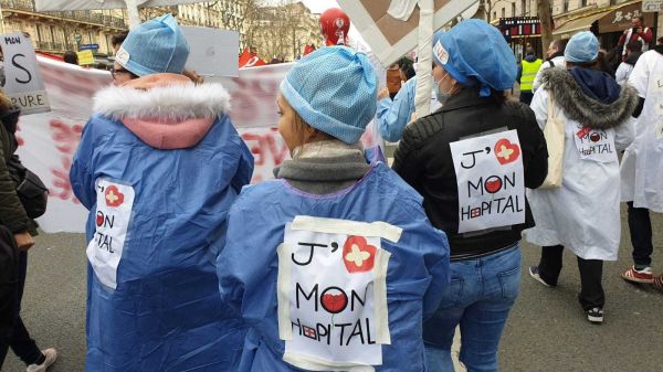 Saint-Valentin : le personnel de l'hôpital public de retour dans la rue a «le cœur brisé»
