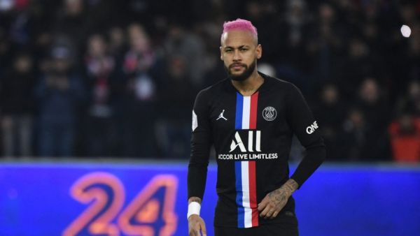 Neymar signe à Barcelone et la twittosphère s'enflamme mais...