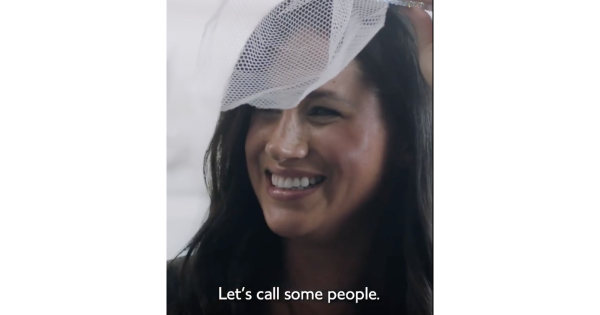Meghan Markle hilare en chapeau pailleté pour Vogue