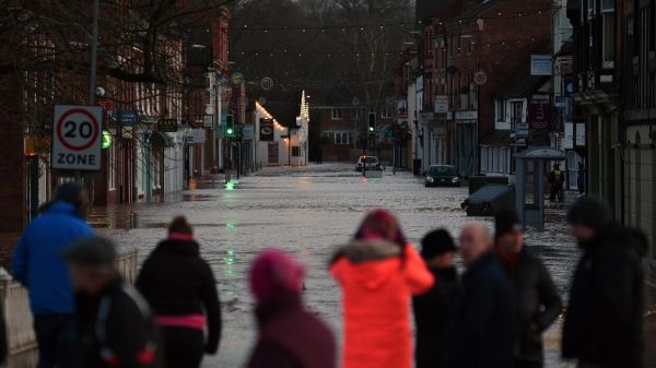 La tempête Dennis s'abat sur le Royaume-Uni et La France