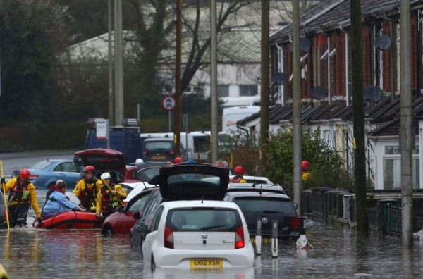 «Danger de mort» au Royaume-Uni, frappé par la tempête Dennis