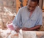 Un artiste sénégalais réalise une peinture de sable