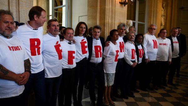 Retraites: "Référendum", réclament des députés communistes sur...