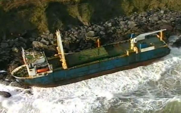 Tempête Dennis : un vaisseau fantôme au parcours flou s'échoue dans un village irlandais