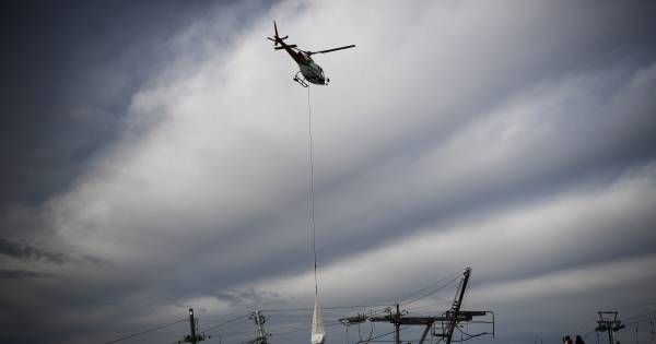 Dans cette station de ski, la neige arrive en hélicoptère: "C'est vraiment anti-écologique”